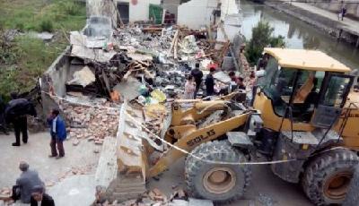 女婿開鏟車將岳父家夷為平地 或因夫妻感情不和