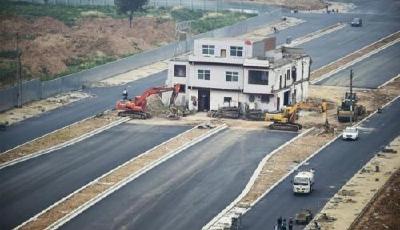 洛陽“釘子戶”屋頂懸掛國旗 攔腰截斷道路