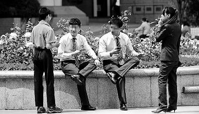 小學生做公益實驗街頭“借火” 僅一人直接拒絕