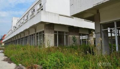 安徽投資20億農貿城變“鬼城” 廠區內荒草漫長