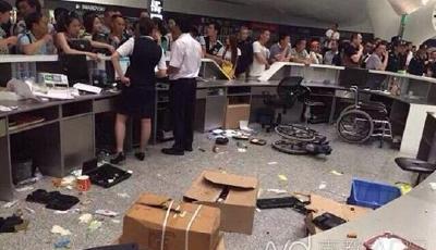 深圳機場遭乘客打砸 親歷者：有人扔盒飯