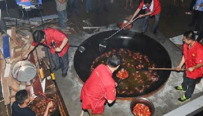 長沙廚師用3米大鍋烹制千斤小龍蝦 免費贈市民