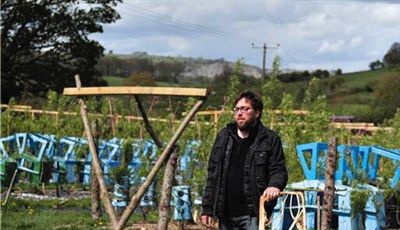 英國設計師直接“種”家具 已種出椅子和燈罩