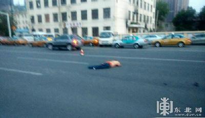 哈爾濱男女吵架沖到馬路中間 赤裸上身被撞雙亡 