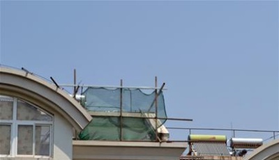 浮山后四小區多居民私改閣樓 大吊車入場人心慌