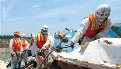 長江沉船已致406人遇難 打撈現場今日哀悼(圖)
