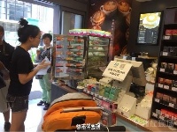 “無人超市”信用測試 有人扔10元抱走名貴煙酒