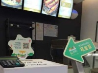 “無人超市”信用測試 有人扔10元抱走名貴煙酒