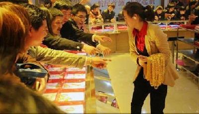 誰也不能動大媽的金貨：大媽生擒奪金劫匪撕爛其衣服