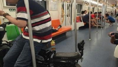 上海地鐵車廂現攜帶電瓶車乘客 地鐵道歉