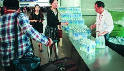 上海火車站旅客常領(lǐng)不到免費(fèi)水 工作人員整箱取