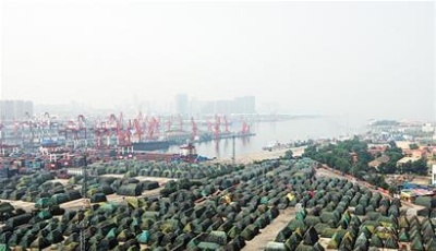 青島港老港區(qū)貨堆穿"衣"防揚(yáng)塵 起吊車升級減噪