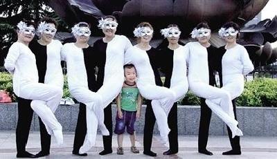 退休大媽發明史上最逆天廣場舞 網友：真會玩