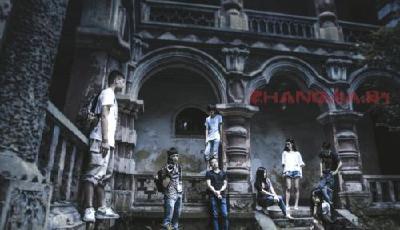 大學生穿學士服拍女鬼畢業照 pk《盜墓筆記》