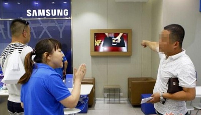 西安男子太天真 買三星手機砸核桃屏碎了一地