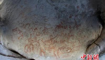 新疆哈巴河發現893幅萬年前洞穴巖畫 圖案似飛機