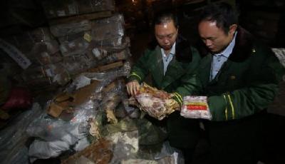 70后"僵尸肉"走私入境現(xiàn)夜市攤 來自疫區(qū)或過期