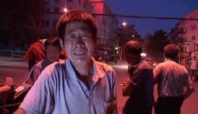 河南菜農(nóng)4天4夜賣菜賺2400多元被盜 跪地痛哭