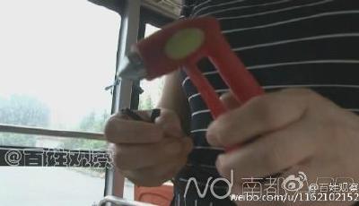 鄭州兩男子偷公交安全錘 稱拿回家砸核桃