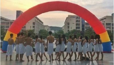 大學生拍浴巾畢業照 網友：搓澡專業的嗎？