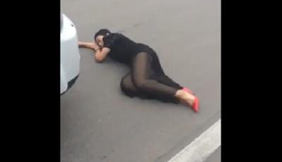 碰瓷女躺路中間要2000塊錢 后以頭撞路虎