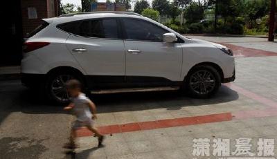 湘潭4歲男童正午被鎖車中身亡 10分鐘車內溫度達47度 