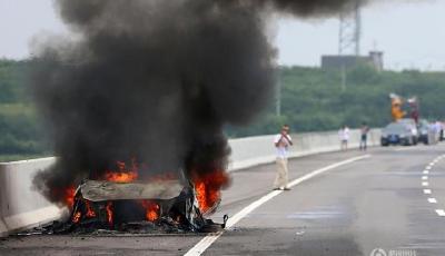 寶馬車高速路上突然自燃 車主無奈一旁拍照
