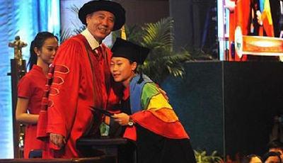 中山大學(xué)女生畢業(yè)禮宣布出柜 校長擁抱握拳支持