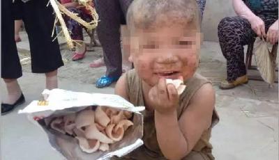 河南7歲男童被虐待與豬共處 志愿者現(xiàn)場淚流滿面