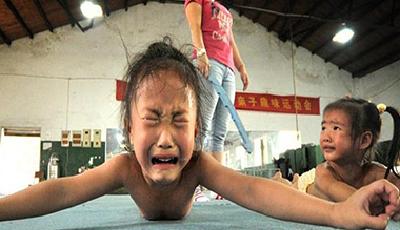 后媽鋼管暴打6歲男童頭部 笑稱不是親生的