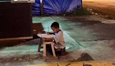 9歲小男孩露宿街頭鑿壁偷光 借快餐店燈光學(xué)習(xí)