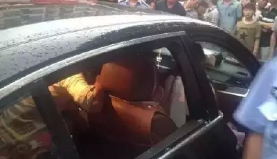 男童被鎖寶馬車內1個多小時 媽媽不同意砸玻璃