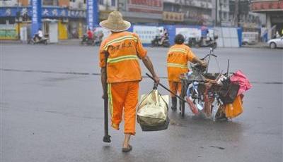 獨腿老人做環衛工 臨街商販：不再亂扔垃圾