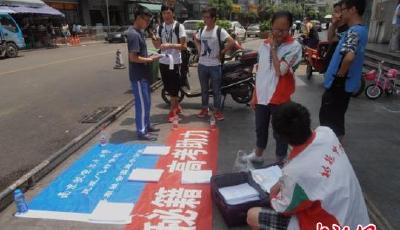 成都八名學生印“學霸筆記”體驗暑期實踐擺攤售賣