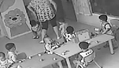 男童早教中心關禁閉10秒后墜樓 當事保育員無證