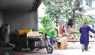 鄭州七旬老人命喪垃圾堆旁 疑被流浪漢打死