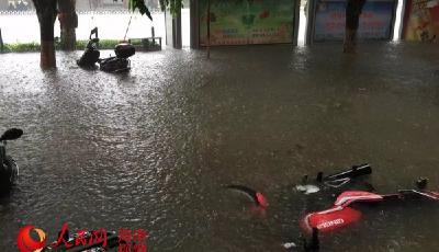 海南東方遭遇強降雨 積水嚴重車輛被泡房屋被淹