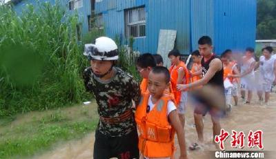 暴雨致漳州多地積水嚴重消防救出30名被困小孩