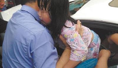 女兒被老爸鎖車里渾身濕透 快遞員及時發現援救