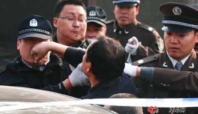 無辜執法人員慘被“誠信”奔馳女司機連扇兩耳光