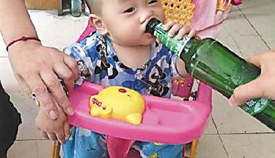 海量！一歲幼童一口喝下半碗啤酒 見酒瓶不撒手