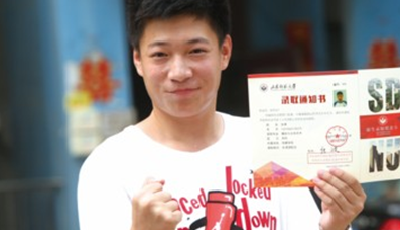 盤點名校錄取通知書：清華禮物總價接近18萬 