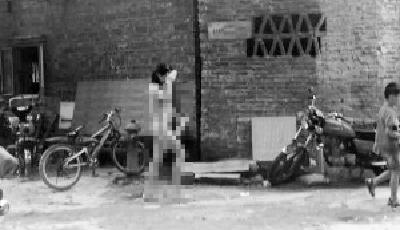 廣州一女子裸身帶男童游蕩 來找“微信”男友