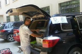 小伙房產交易中心外免費復印 網友稱其正能量