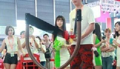 王思聰參觀CJ門口被攔 反問:我也需要邀請函