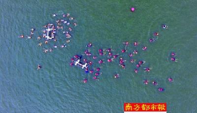 廣州市長帶千人橫渡珠江 力證水質一年比一年好