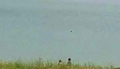 小情侶葬身同一湖中 路人拍下兩人合影成絕照