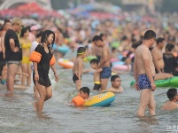 多地高溫 市民扎堆游泳戲水如“下餃子”