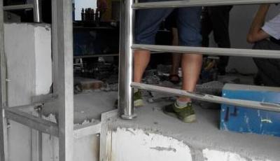 四川一小區電梯沖破樓頂 住戶嚇得腿直抖