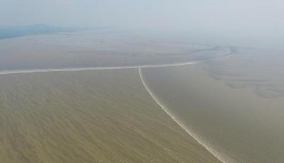 錢塘江出現罕見“交叉潮” 場面壯觀